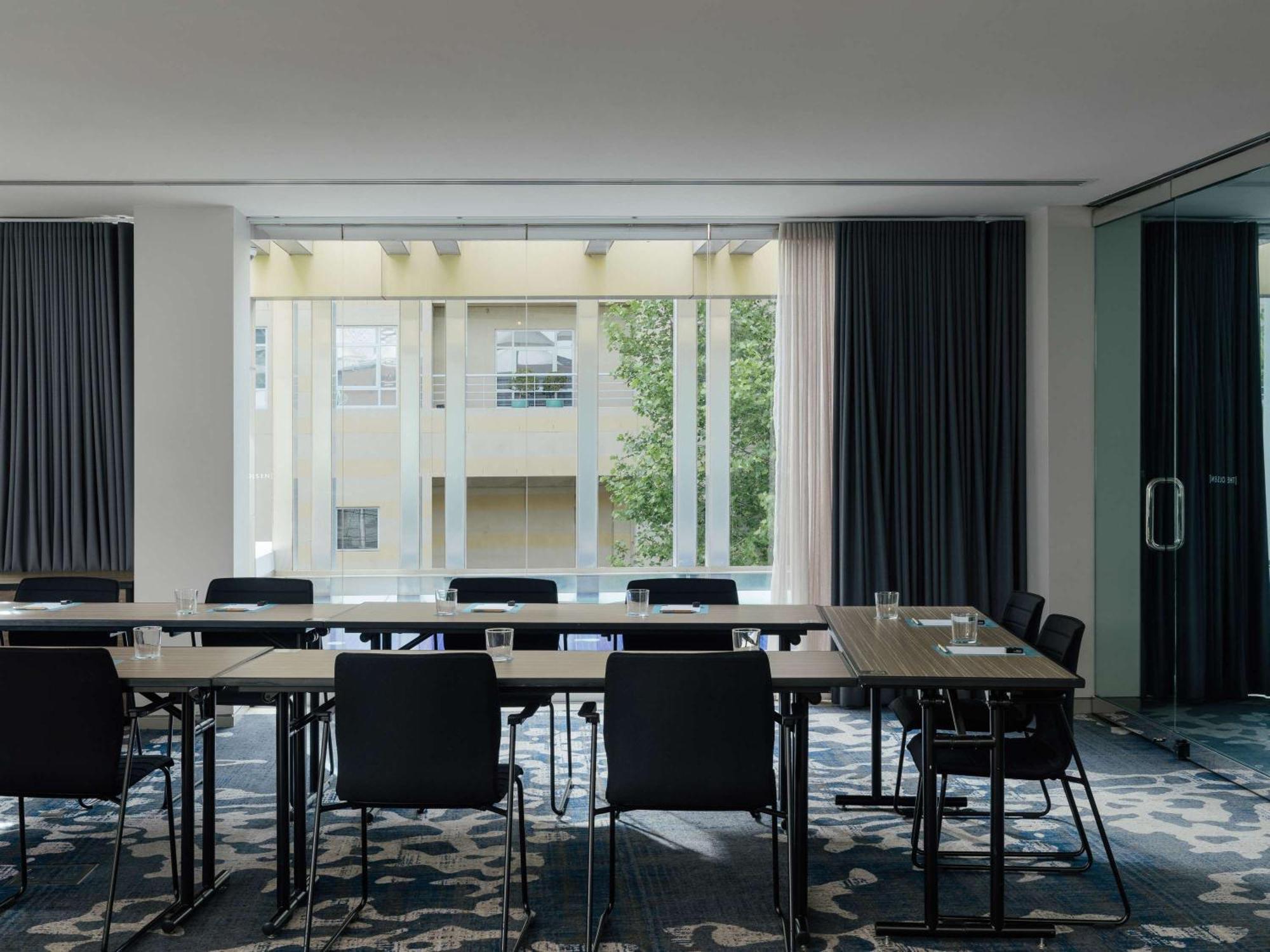 The Olsen Melbourne Art Series Zewnętrze zdjęcie Meeting room