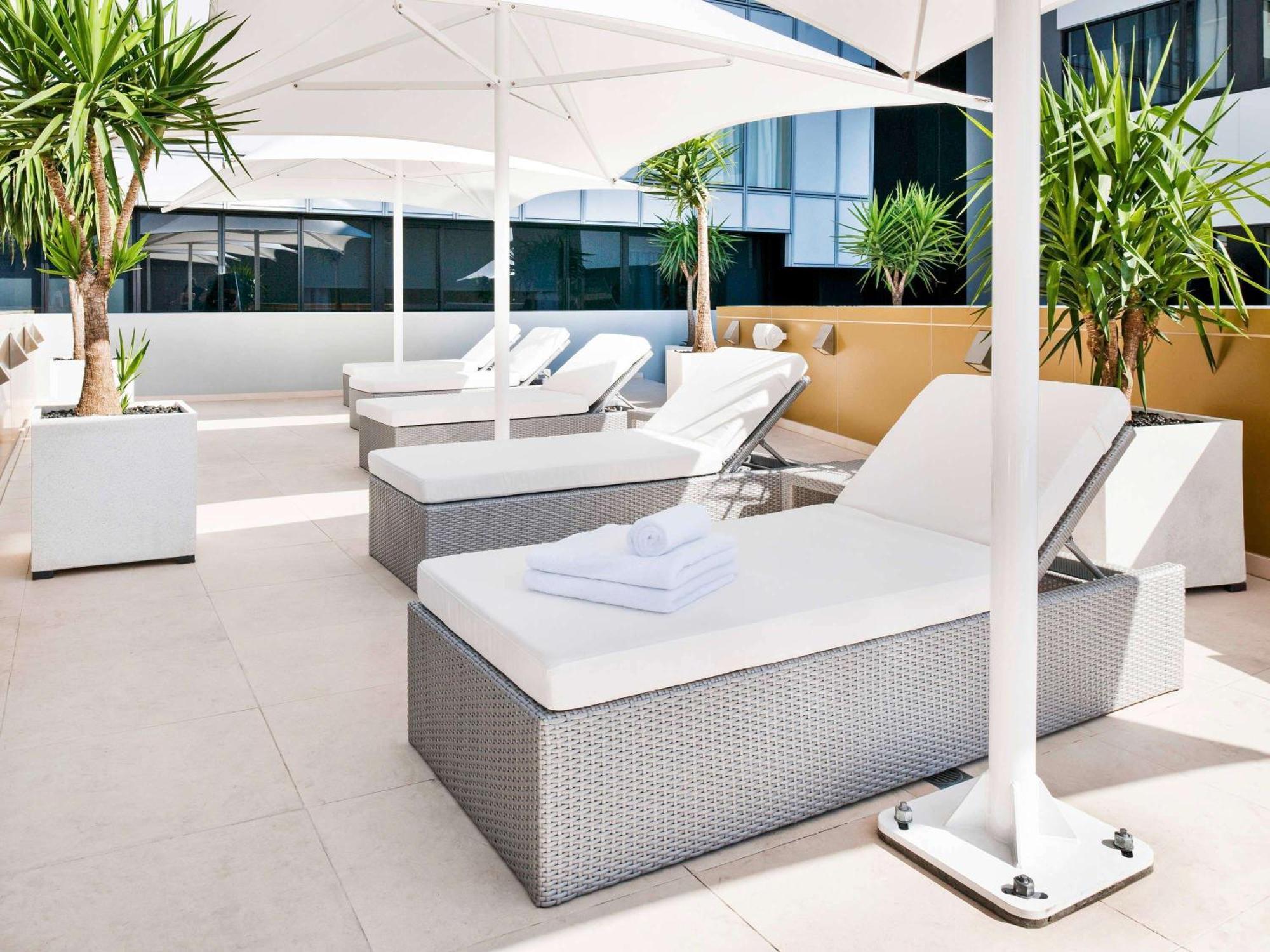 The Olsen Melbourne Art Series Zewnętrze zdjęcie The rooftop pool at the Hotel