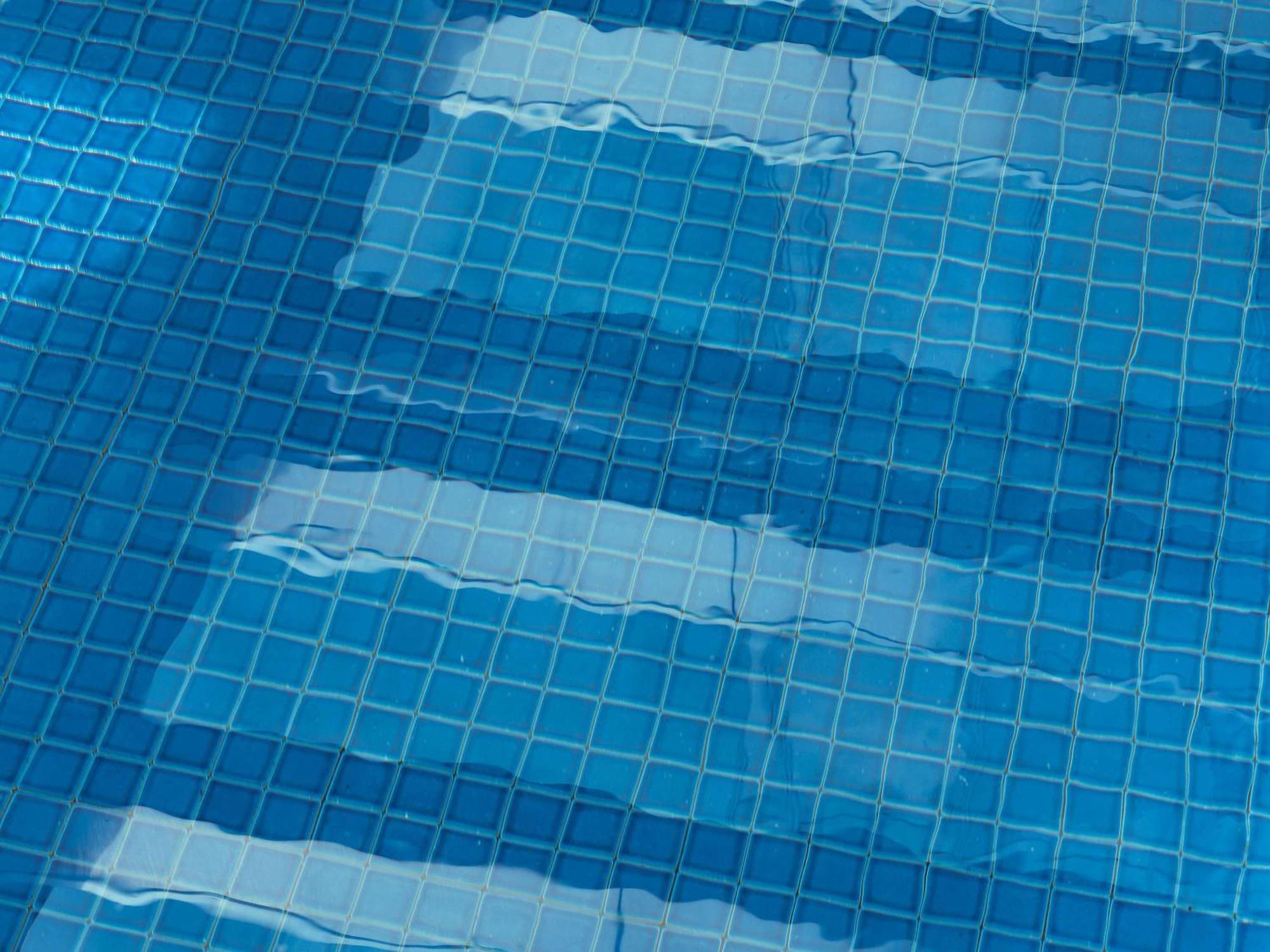 The Olsen Melbourne Art Series Zewnętrze zdjęcie A swimming pool with a damaged liner