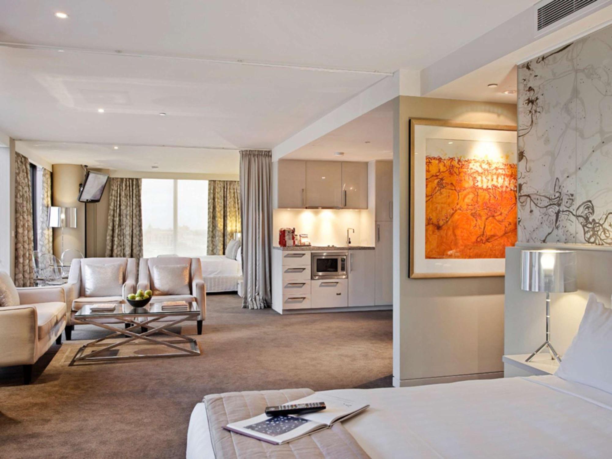 The Olsen Melbourne Art Series Zewnętrze zdjęcie A suite at the Mandarin Oriental, Paris