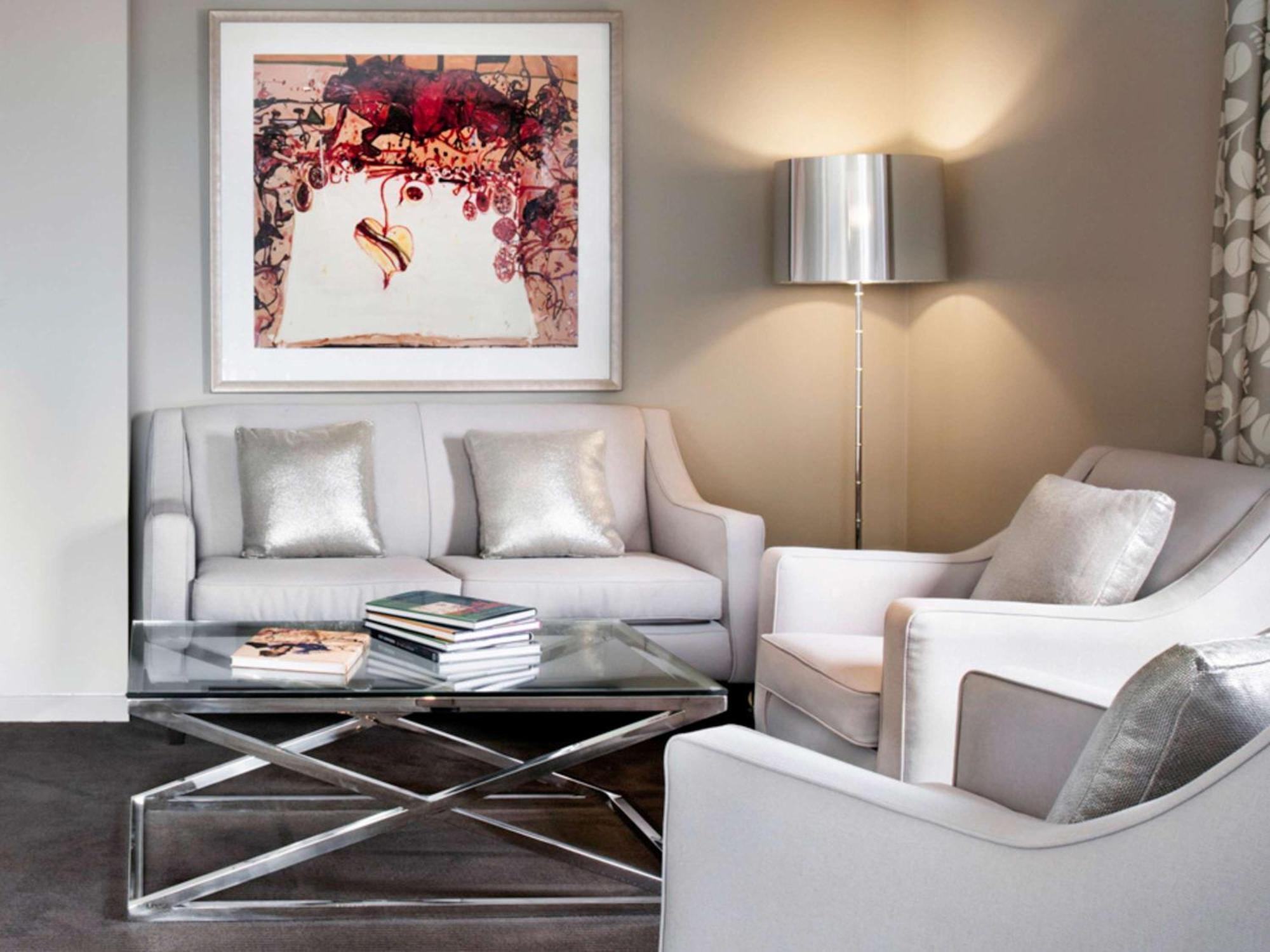 The Olsen Melbourne Art Series Zewnętrze zdjęcie A living room with a floor lamp