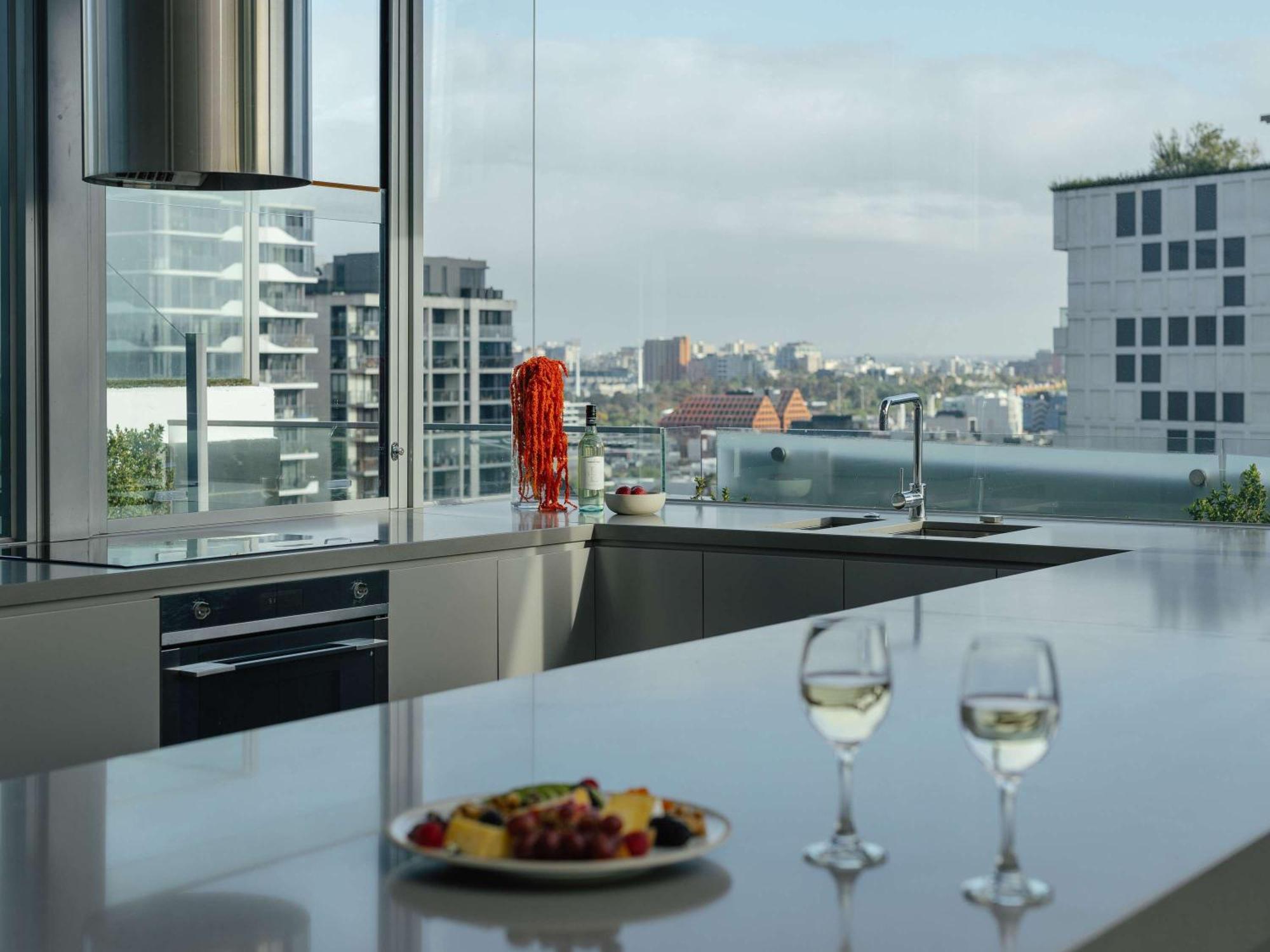 The Olsen Melbourne Art Series Zewnętrze zdjęcie A kitchen with a view