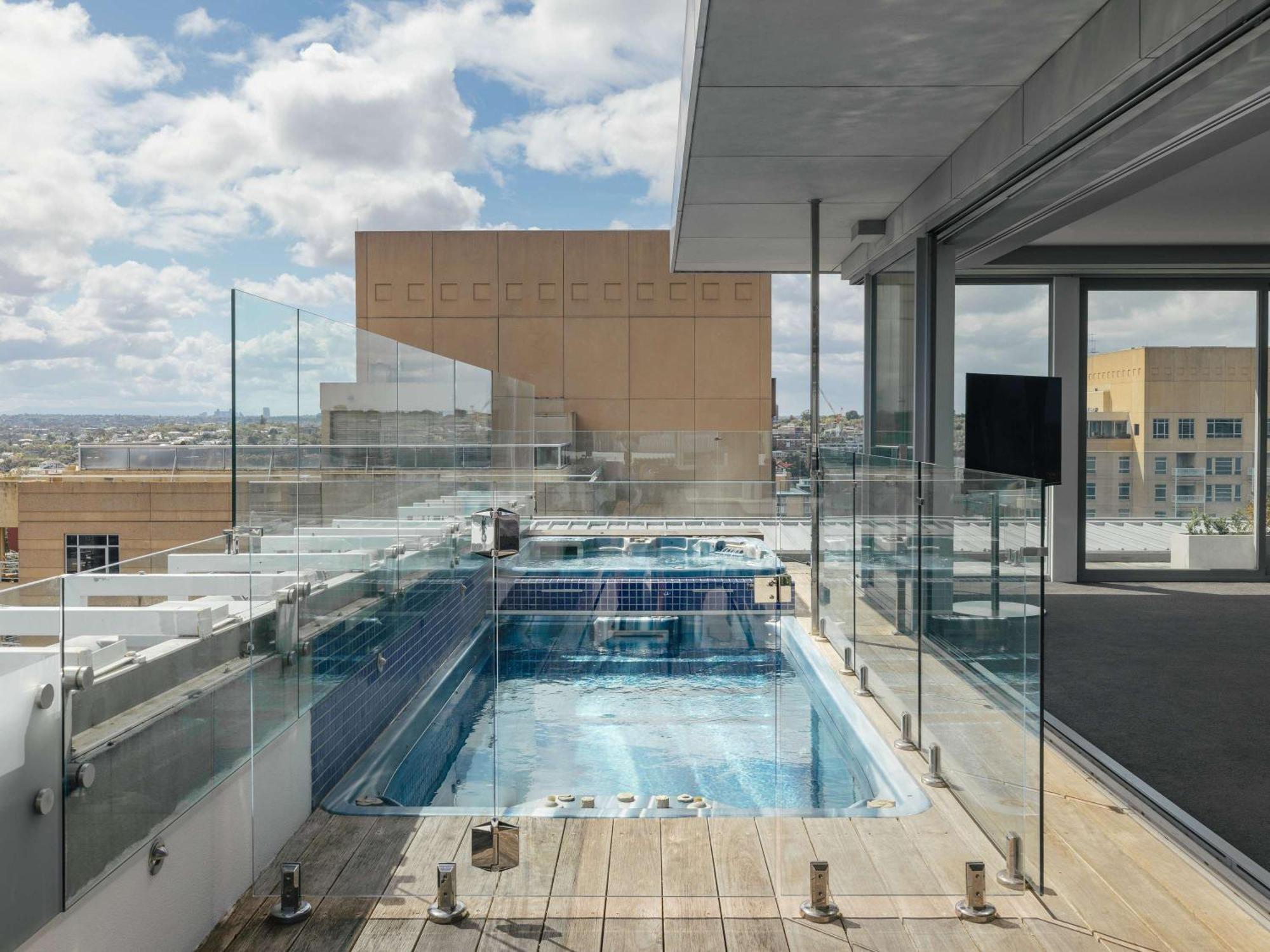 The Olsen Melbourne Art Series Zewnętrze zdjęcie The rooftop pool at the hotel