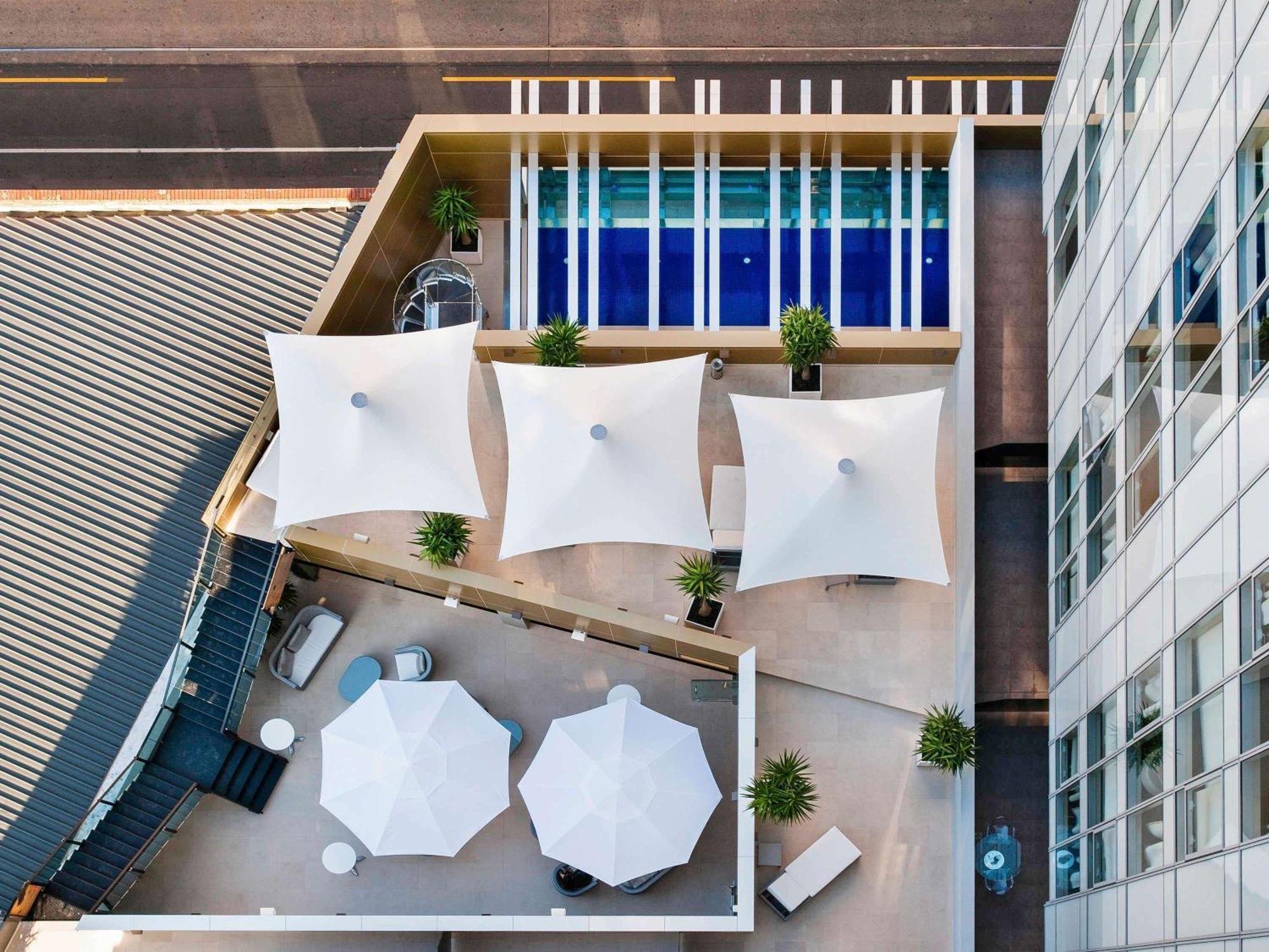 The Olsen Melbourne Art Series Zewnętrze zdjęcie The rooftop pool at the hotel